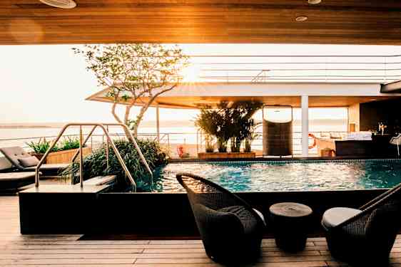 Poolområde ombord på Scenic
