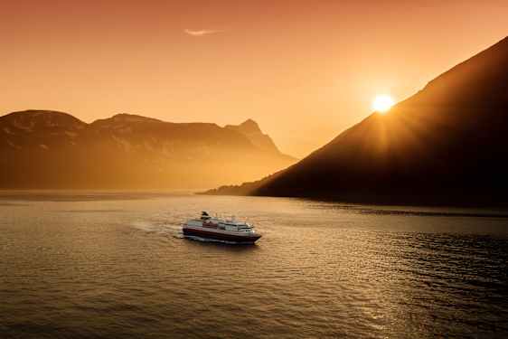 Kryssningsfartyg i solnedgång