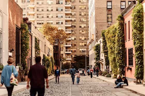 Gata i New York med människor på