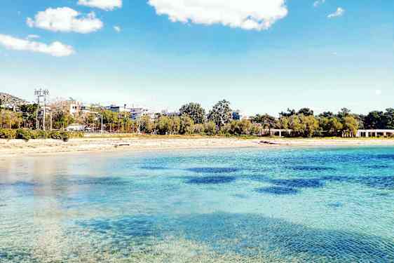 Klarblått vatten vid en strand