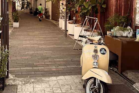 Vespa parkerad i George Town