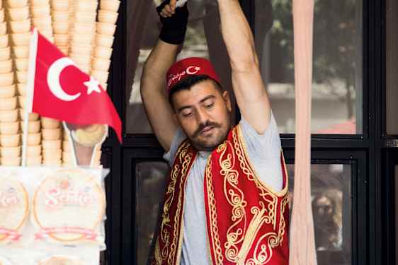 Man lagar turkiska pannkakor