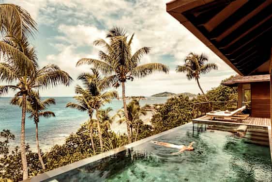 Kvinna i pool på hotell i Seychellerna