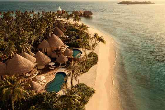 Resort vid stranden på Maldiverna