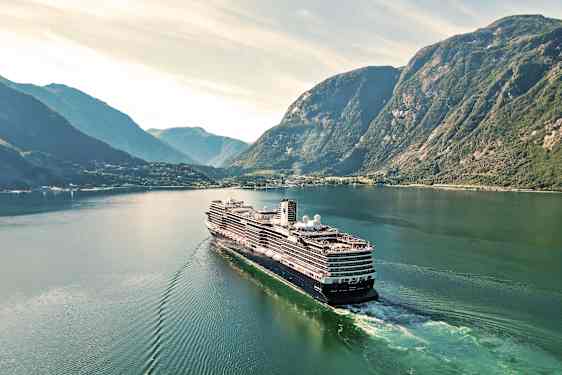 Kryssningsfartyg till havs