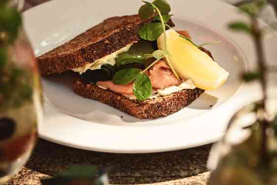 Smörgås serveras på en tallrik