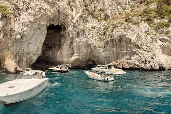 Båtar vid klippor i Amalfi