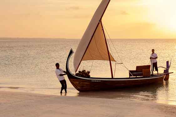 Traditionell dhoni-kryssning i solnedgången