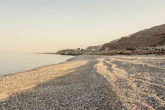 Strand i solnedgångsljus