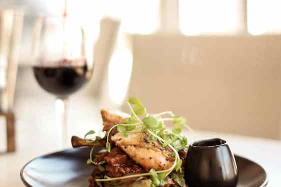 Vin hälls upp i ett vinglas