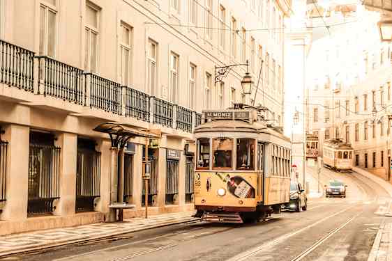 Spårvagn 28 mellan husen i Lissabon