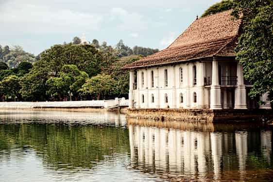Hus i staden Kandy på Sri Lanka