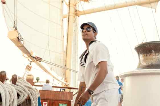 Man som hissar segel