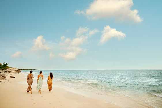 Kvinnor på strandpromenad