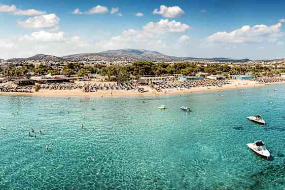 Klarblått vatten vid en strand