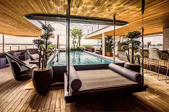 Pool och bar ombord hos Scenic