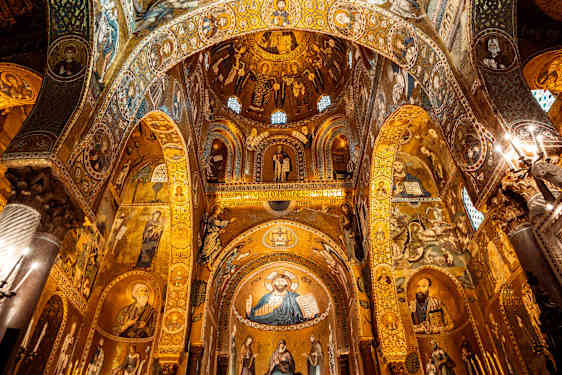 Vackert valv inuti palatset Capella Palatina