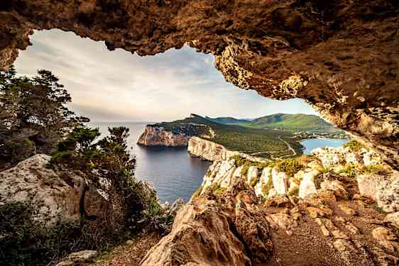 Utsikt från klippor på Sardinien