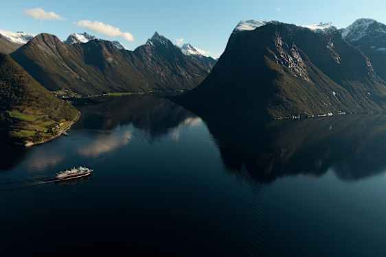Fartyg från Hurtigruten i en fjord
