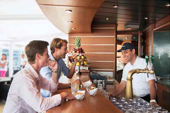 Familj som umgås på MSC Cruises