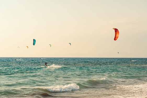 Man som vindsurfar i havet