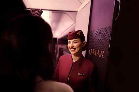 Flygvärdinna ombord på Qatar Airways