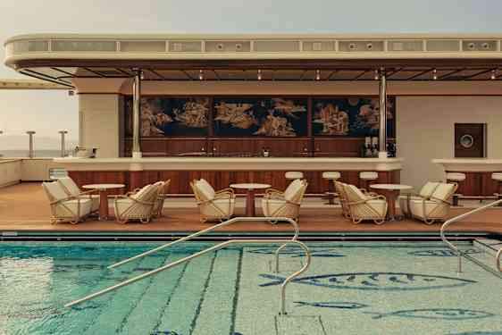 Poolområde på Four Seasons Yachts