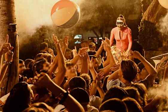 Människor som dansar på en klubb