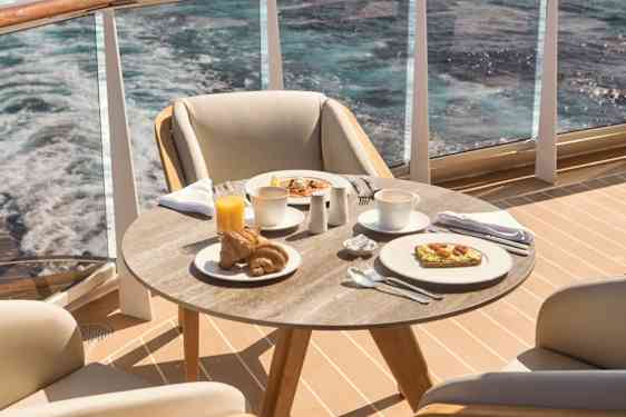 Bord med mat på terrass på Explora