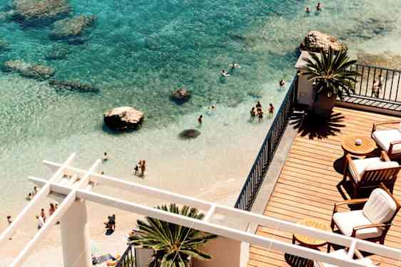 Turkost vatten i Italien