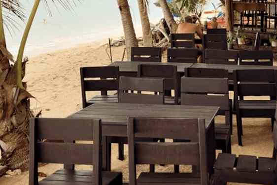 Bord som står vid stranden på Jun Ham restaurang på Koh Samui