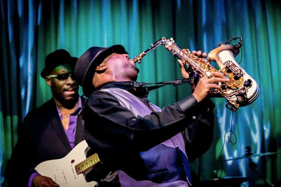 Man spelar på saxofon på en jazzklubb