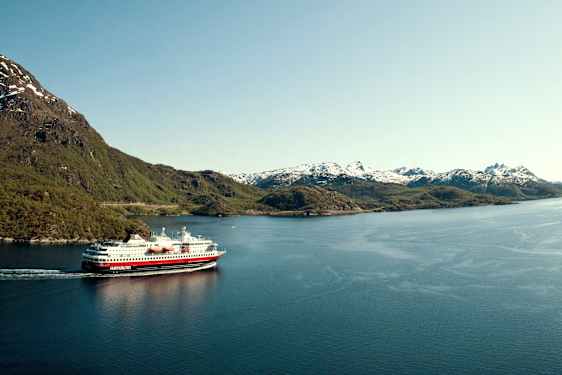 Fartyg från Hurtigruten i en fjord