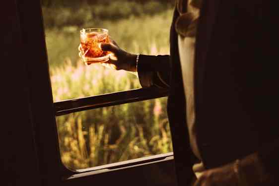 Man dricker whisky ombord på Royal Scotsman