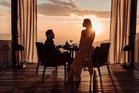 Par i solnedgång i Oman