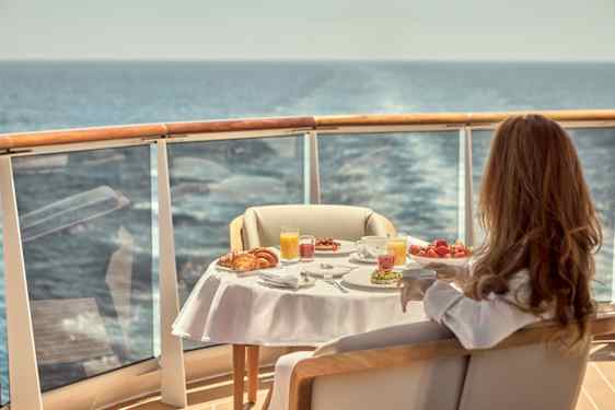 Frukost utomhus ombord på Explora Journeys