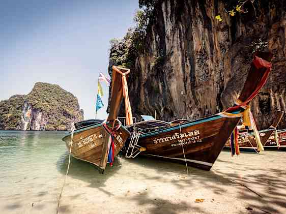Båtar vid strand i Thailand