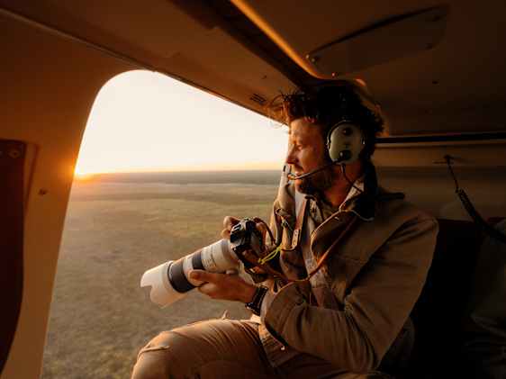 Man med kamera i helikopter