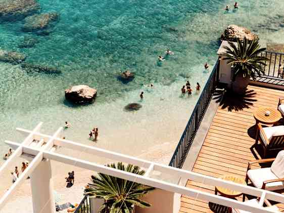 Turkost vatten i Italien