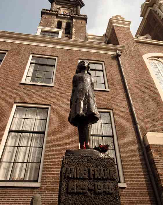 Staty av Anne Frank utanför hennes hus