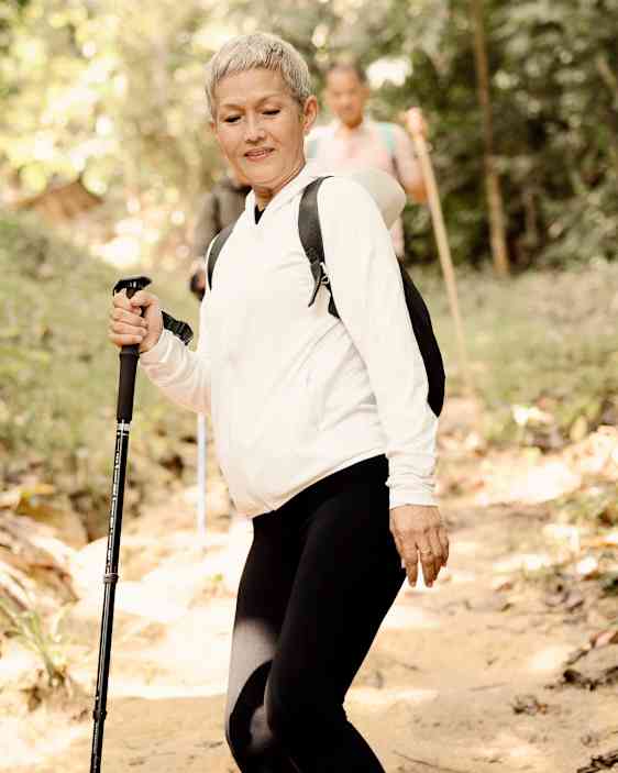 Kvinna som vandrar i Malaysia