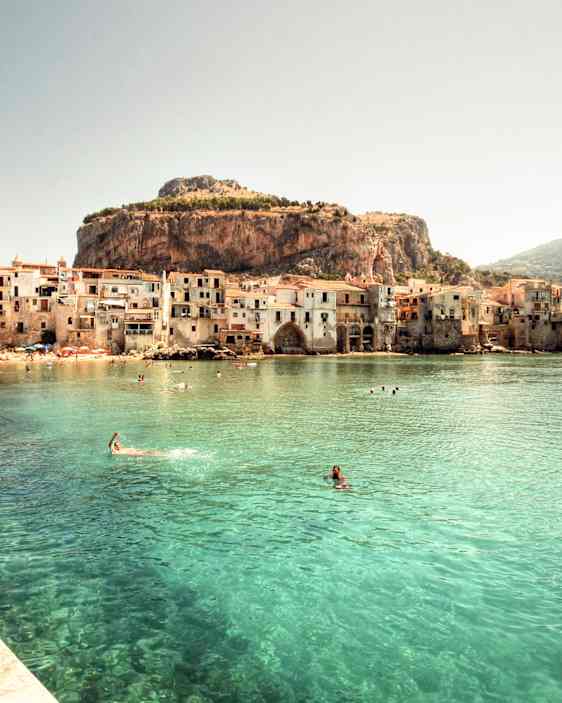 Vackert turkost vatten vid Cefalu