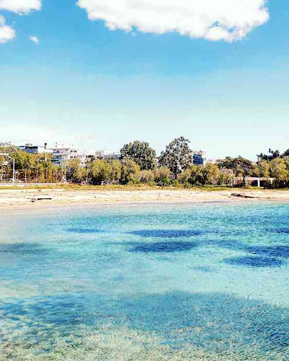 Klarblått vatten vid en strand