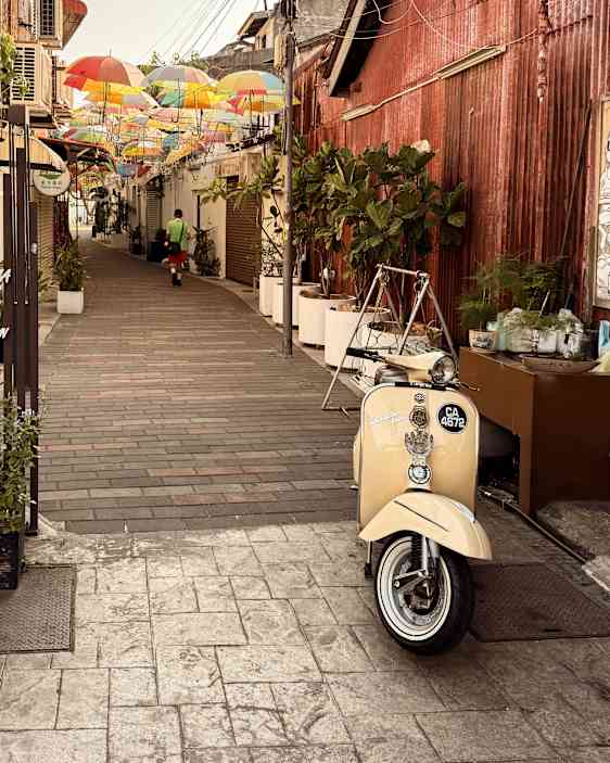 Vespa parkerad i George Town