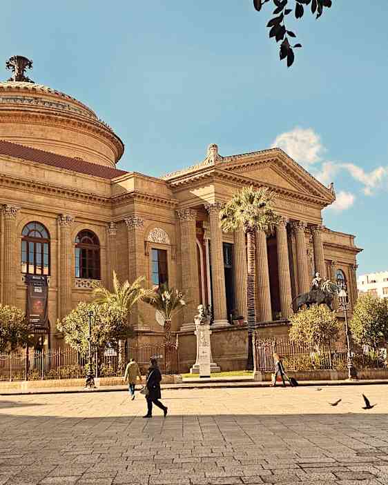 Fasaden av operahuset i Palermo