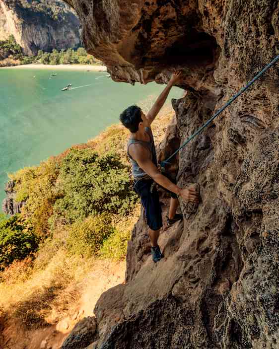 Person som klättrar i berg