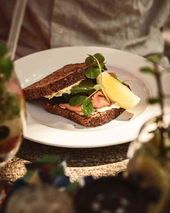 Smörgås serveras på en tallrik