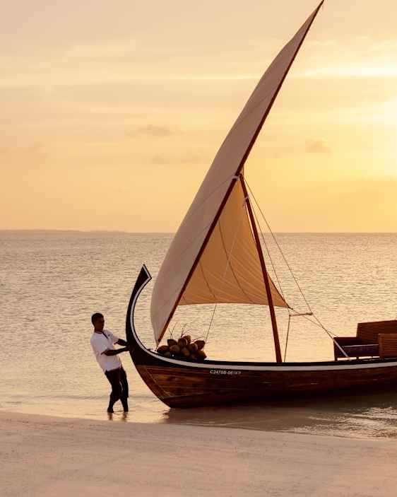 Traditionell dhoni-kryssning i solnedgången