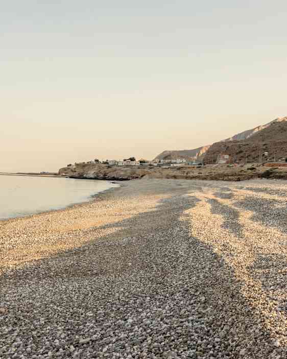 Strand i solnedgångsljus