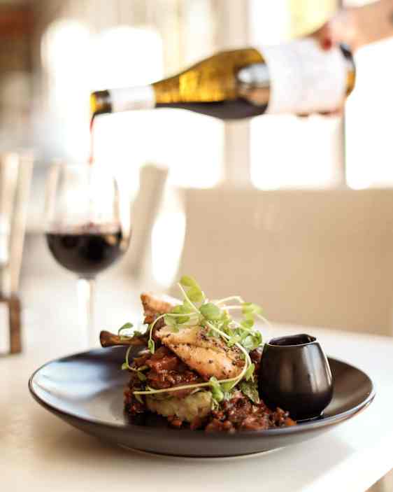 Vin hälls upp i ett vinglas